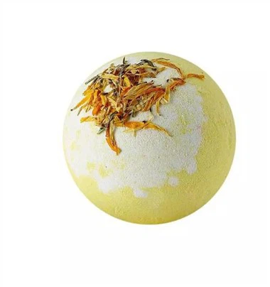 خشک پھولوں کے ساتھ پیلے رنگ کا غسل بم